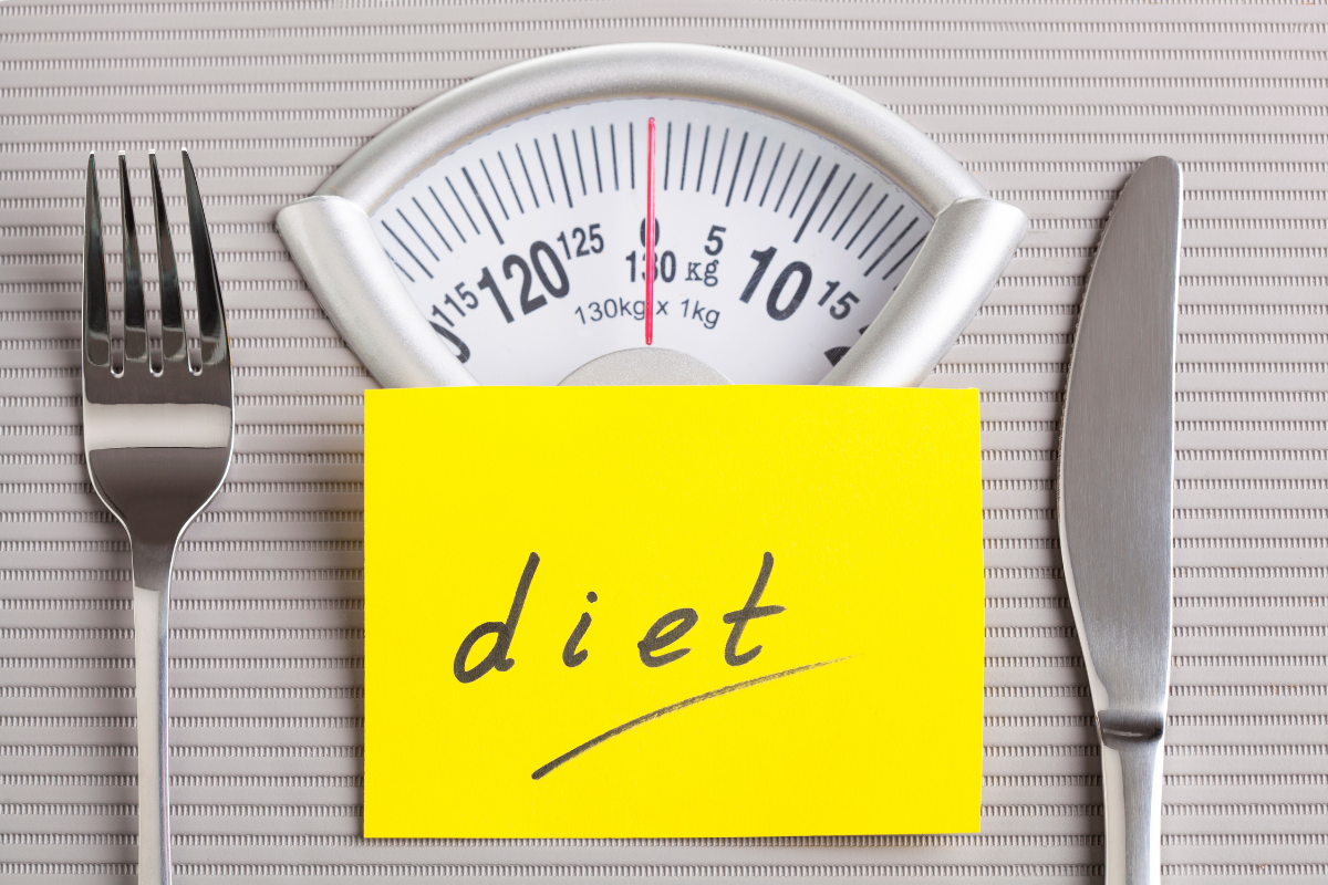 scales, knife and fork diet image